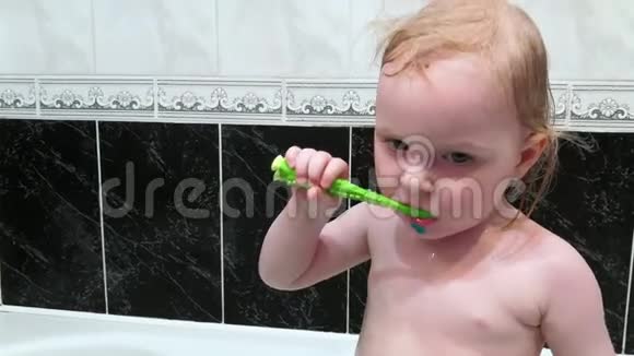 金发小女孩在浴室洗澡刷牙视频的预览图