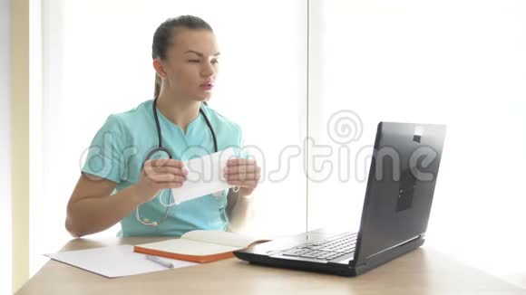 医生在隔离期间使用笔记本电脑进行远程会诊视频的预览图
