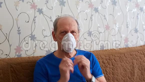 一位戴着医用口罩的老人正在进行隔离和自我隔离以保护老年人免受病毒和疾病的视频的预览图