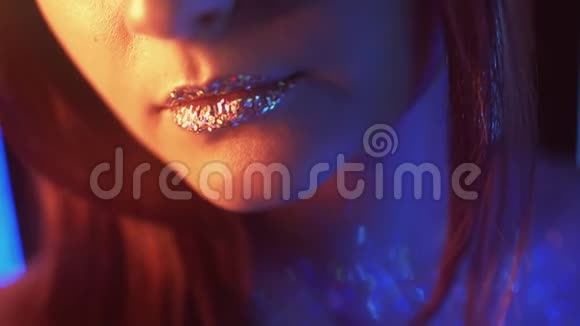 闪亮的嘴唇夜晚时尚化妆的女人霓虹灯视频的预览图
