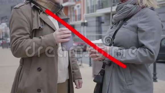 红线穿过两个成年妇女在户外交谈距离对方不到65英尺全球大流行病风险安全2视频的预览图