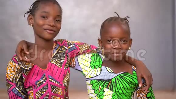 两个穿着漂亮裙子的非洲小女孩的特写镜头视频的预览图