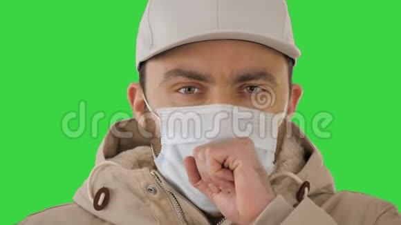咳嗽休闲男子在医疗面具上的绿色屏幕Chroma键视频的预览图