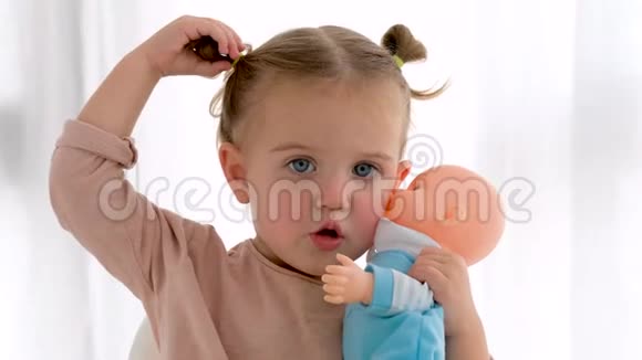 可爱的小女孩拥抱娃娃视频的预览图