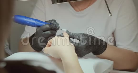 美容师将手套档案客户指甲与沙龙工具视频的预览图