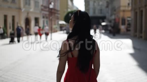 美丽的女孩走在街上慢镜头高清视频视频的预览图