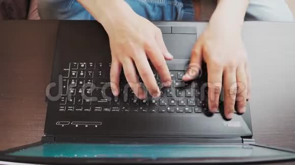 上景不可辨认的家伙是个在家里用笔记本电脑工作的自由职业者男人用手在笔记本键盘上打字视频的预览图