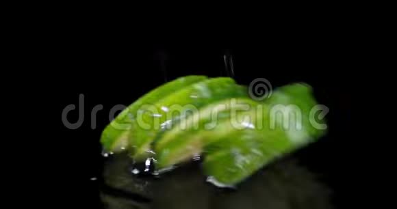 黄瓜卷在水上视频的预览图