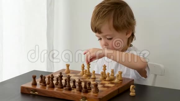 可爱的小男孩下棋视频的预览图