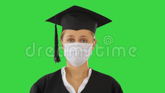研究生女士戴着医疗面具在绿色屏幕上寻找相机色度键视频的预览图