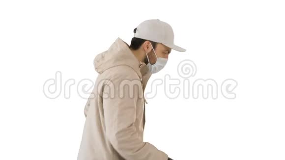 穿着夹克和戴着医疗面具的秃头男人在白色背景下奔跑视频的预览图