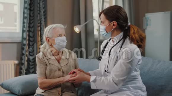 护士与老年妇女病人交谈在Covid19自我隔离期间视频的预览图
