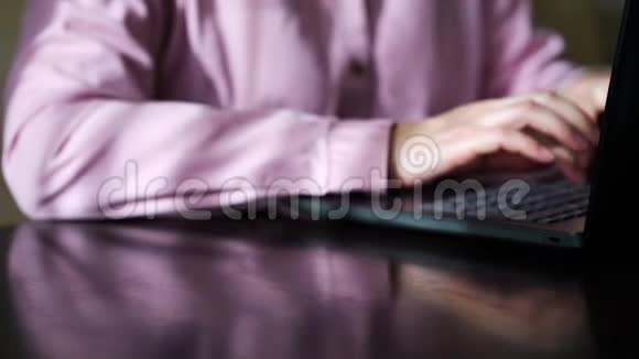 在网上工作的女商人桌上的现金视频的预览图