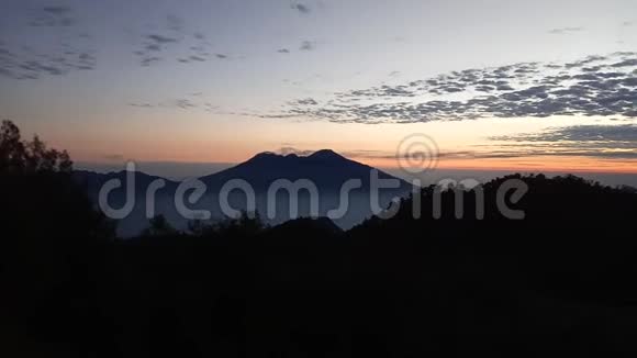 日落时分盲人山的山顶是印度尼西亚的马朗视频的预览图