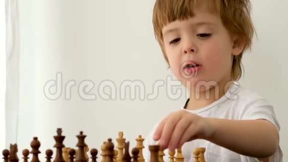 可爱的小男孩下棋视频的预览图