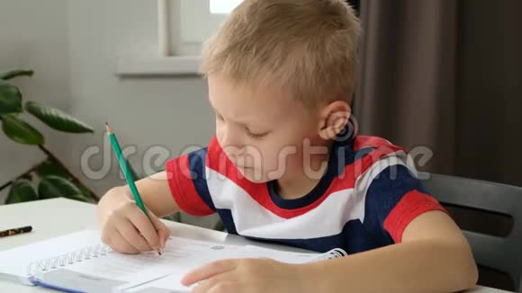 幼儿男孩幼儿手做简单的数学练习特写数学概念视频的预览图