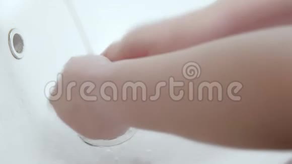 19岁暴发户妇女洗手水池视频的预览图