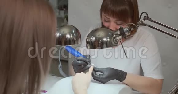 美工师档案客户指甲与机器在美容院视频的预览图
