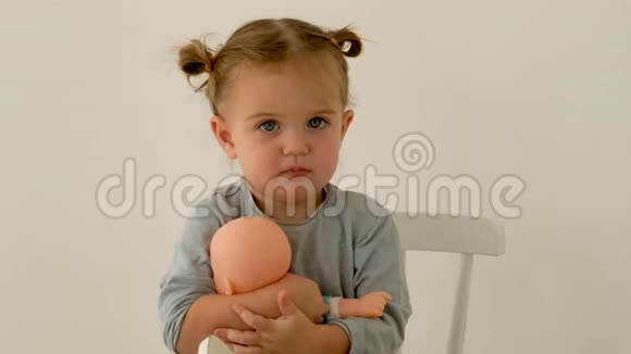 可爱的小女孩拥抱娃娃视频的预览图