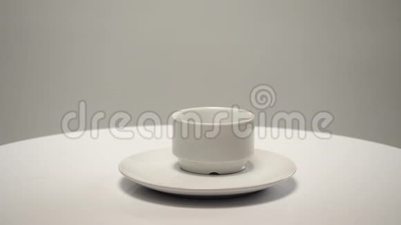 一个带白色茶杯的白色碟子视频的预览图