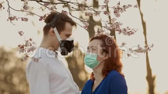可爱的一对夫妇在戴面罩的时候视频的预览图