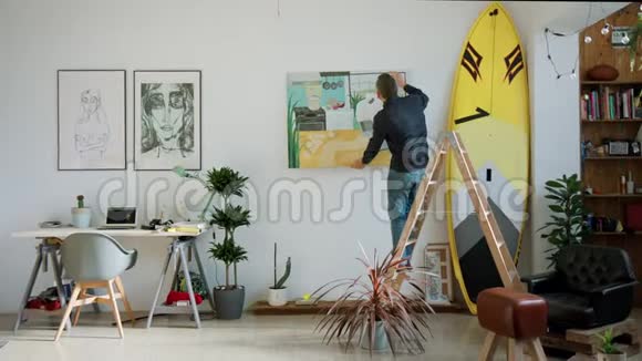 有创意的情侣在现代公寓里画画视频的预览图