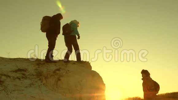登山队爬上一座山互相伸出援助之手自由女旅行者登山视频的预览图