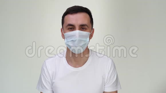 生病的年轻人戴着医疗面具在镜头前打喷嚏视频的预览图