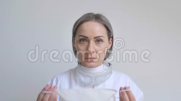 戴口罩的女性医生被隔离在白色背景下视频的预览图