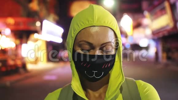 女人近距离看白种人在芭堤雅步行街戴着防护医疗面具封锁检疫视频的预览图