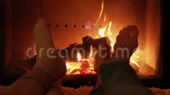 壁炉旁的人腿视频的预览图