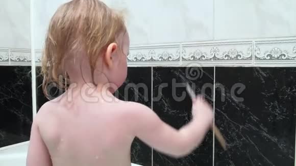 小金发在浴室里洗澡用刷子在墙上画画视频的预览图