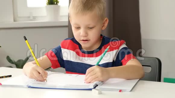 幼儿男孩幼儿用两只手画画特写创意概念视频的预览图