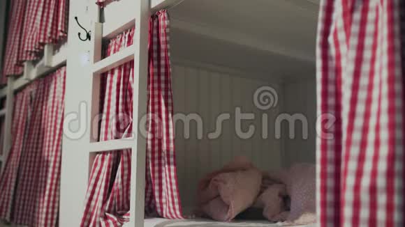 一位年轻女子在宿舍里关上窗帘睡觉视频的预览图