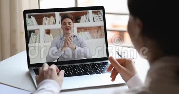 男性在线教师或教练通过网络摄像头培训远程学生视频的预览图