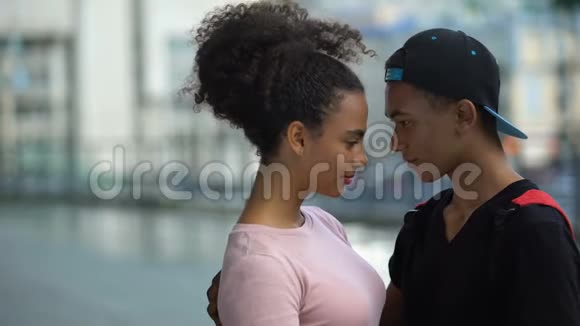 黑人夫妇在户外约会时拥抱恋爱关系视频的预览图