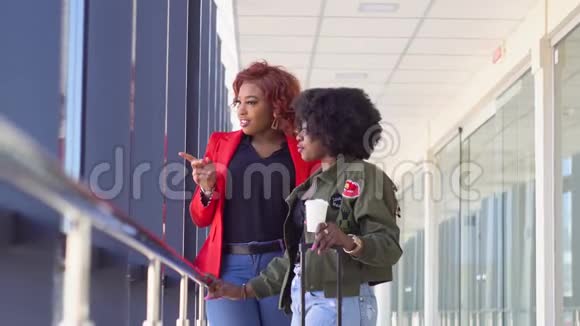 两位非裔美国女朋友在机场等候登机和离境视频的预览图