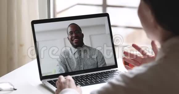 快乐的非洲男人与女人交谈制作笔记本电脑的可视电话视频的预览图