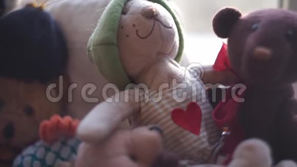 两只玩具熊坐在一起拥抱视频的预览图