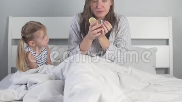 生病的女人喝柠檬茶视频的预览图