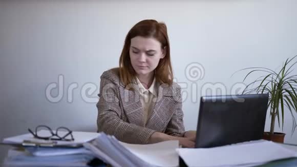 紧张的女办公室职员因业务问题而沮丧忙碌的女商人因电话而哭泣视频的预览图