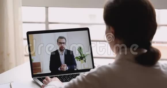 男性执行经理咨询女性远程客户视频的预览图