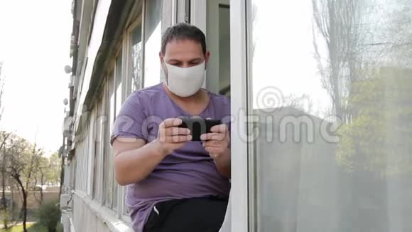 男人在智能手机上玩游戏视频的预览图