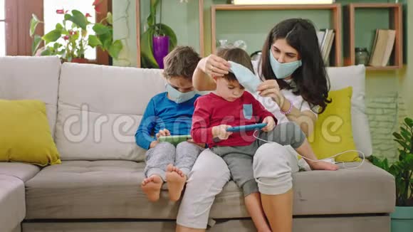 新的Covid19隔离在家里年轻的妈妈和她的孩子照顾和安全她戴着防护面具视频的预览图