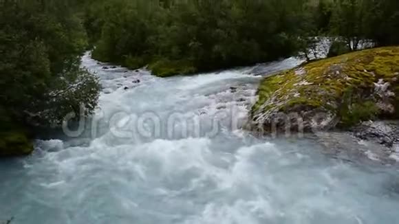 来自布里克斯达尔布雷恩布里克达尔冰川的河流和瀑布视频的预览图