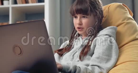 个人笔记本电脑视频聊天的漂亮女孩视频的预览图