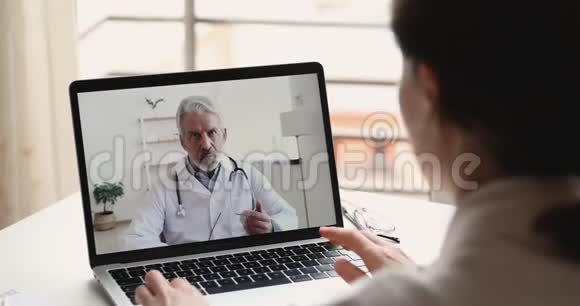 远程医疗视频呼叫期间远程医生视频会议视频的预览图