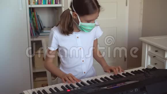 检疫期间学钢琴的小女孩视频的预览图