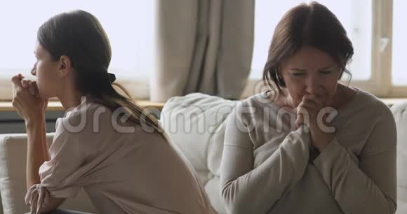 沮丧的大妈妈在与成年女儿冲突后感到不快乐视频的预览图