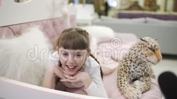 开心微笑的年轻女孩撒谎和采访记者记者采访麦克风的小女孩视频的预览图